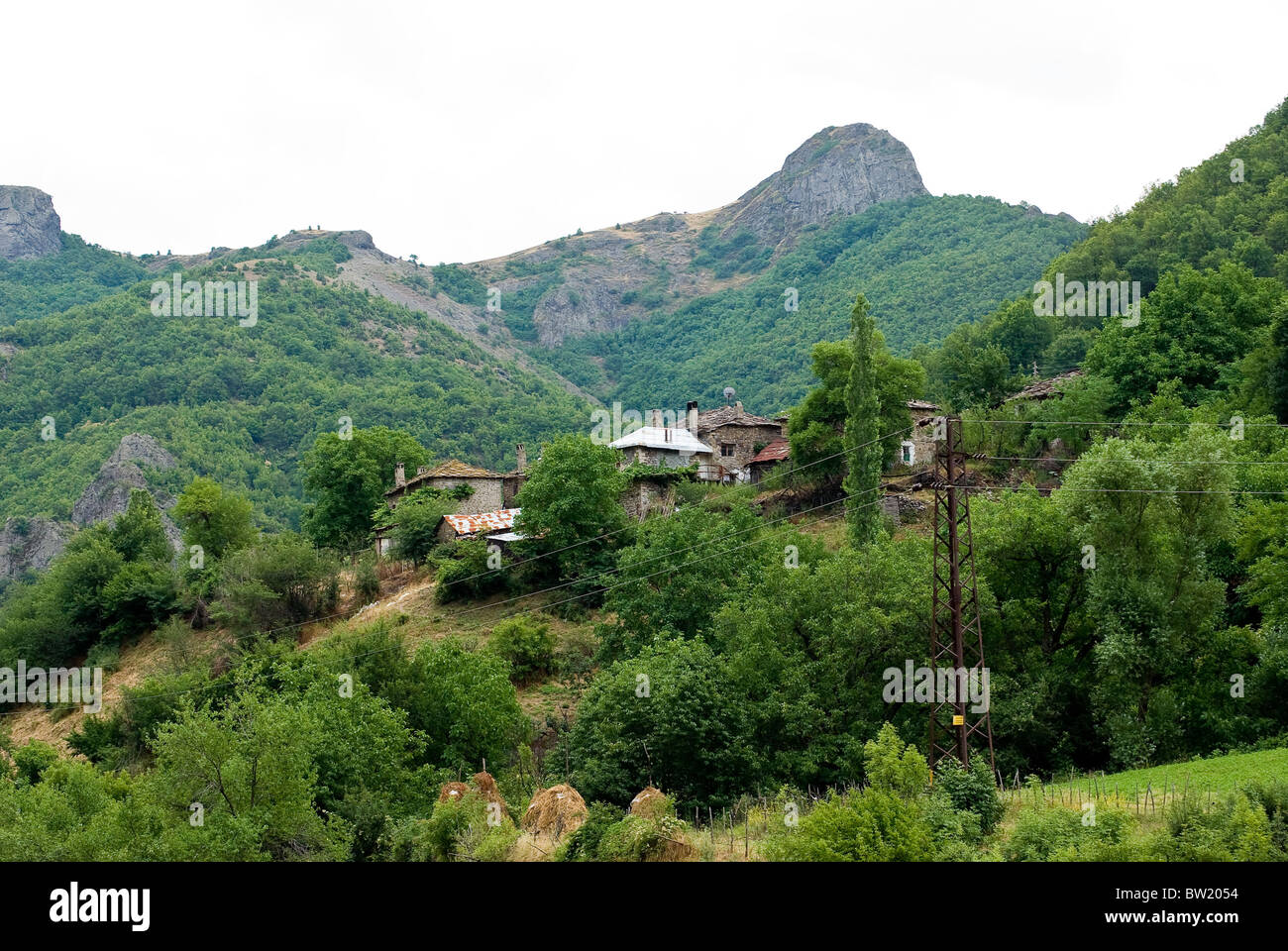 Petit village dans les montagnes des Rhodopes Bulgarie Banque D'Images