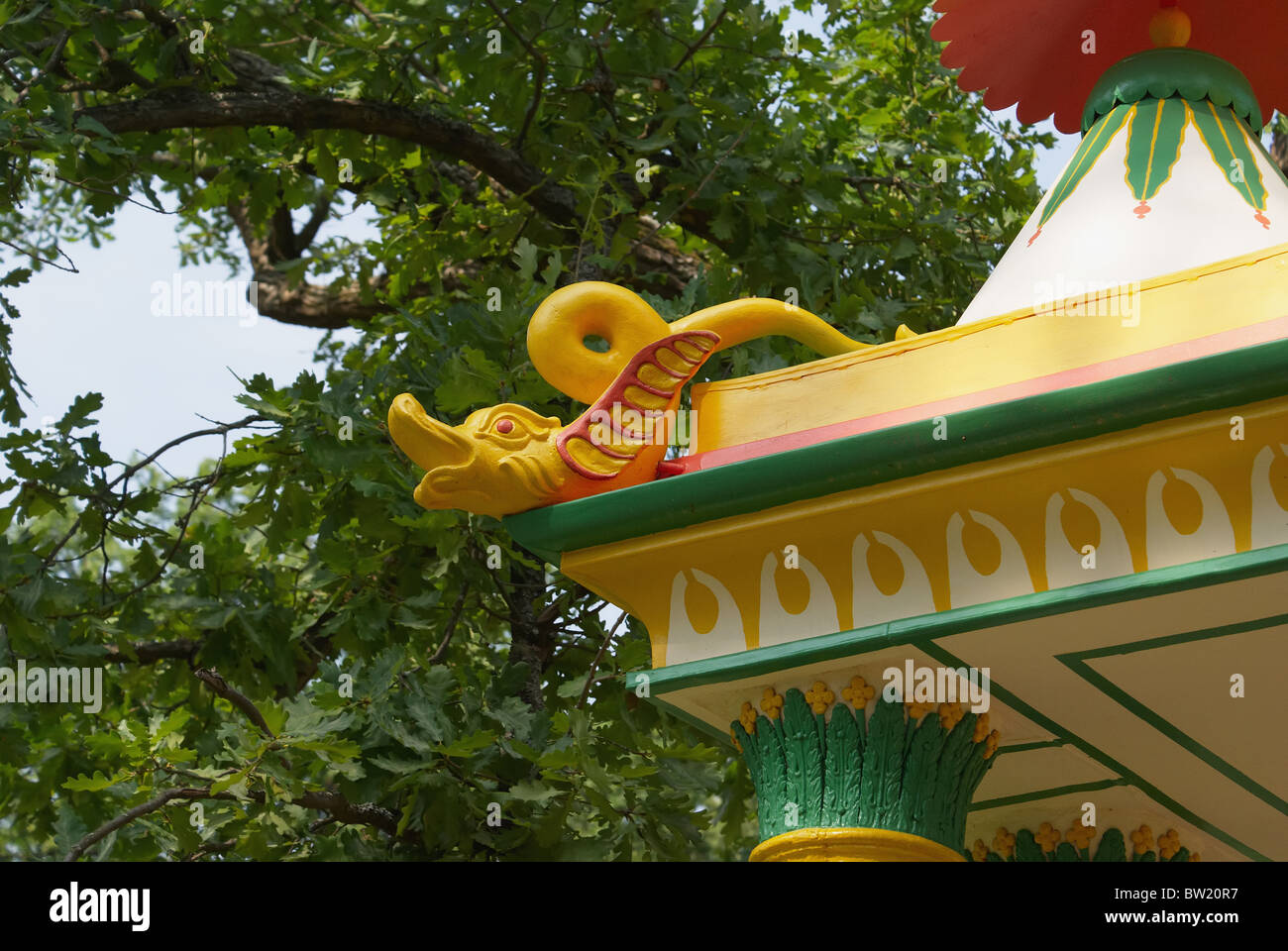 Un élément décoratif de pont est le dragon de couleur dans un style chinois Banque D'Images