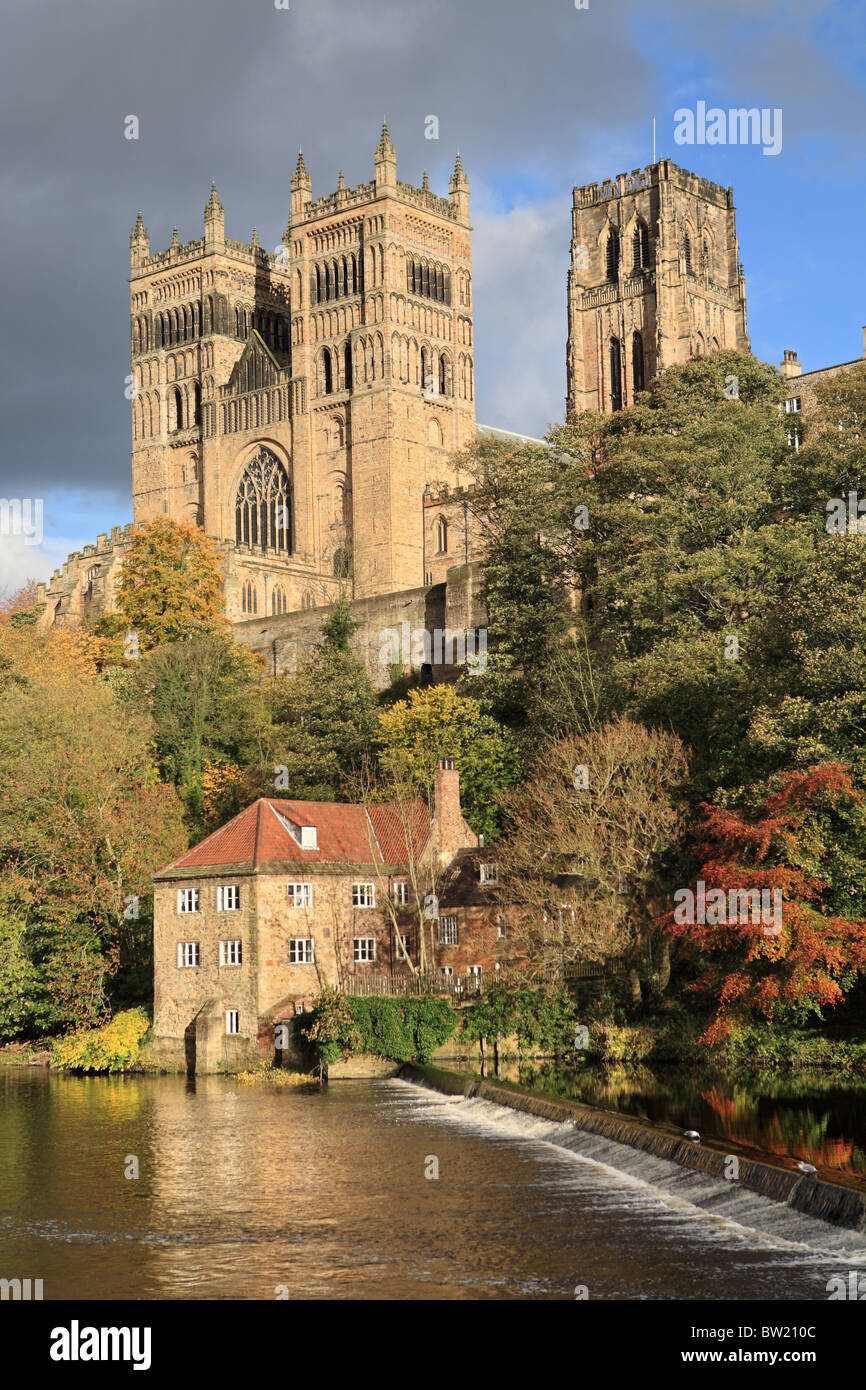 Cathédrale de Durham et moulin à foulon vu de l'autre côté de la rivière Wear, avec l'usine Weir à l'avant-plan Banque D'Images