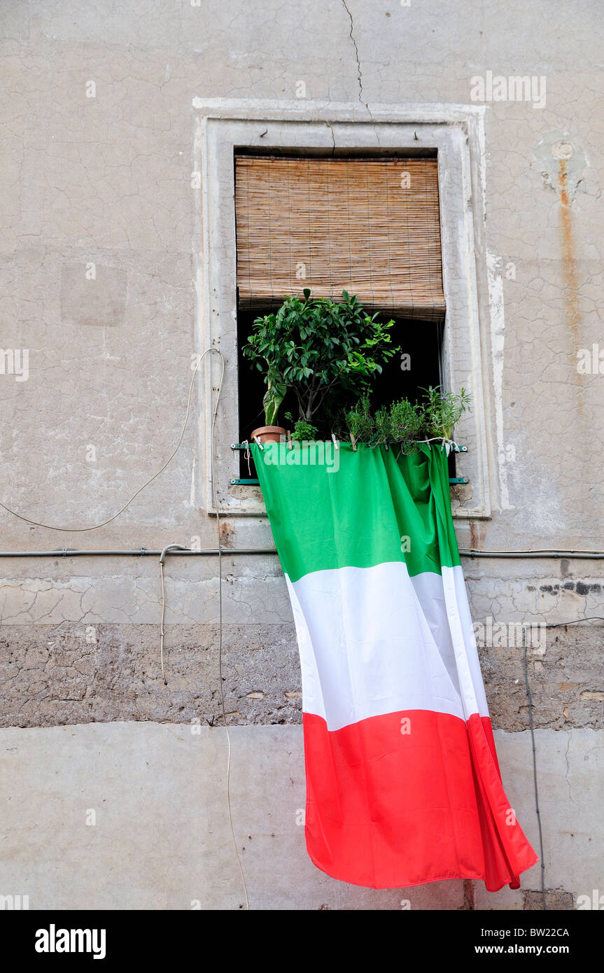 Drapeau tricolore italien at window Banque D'Images