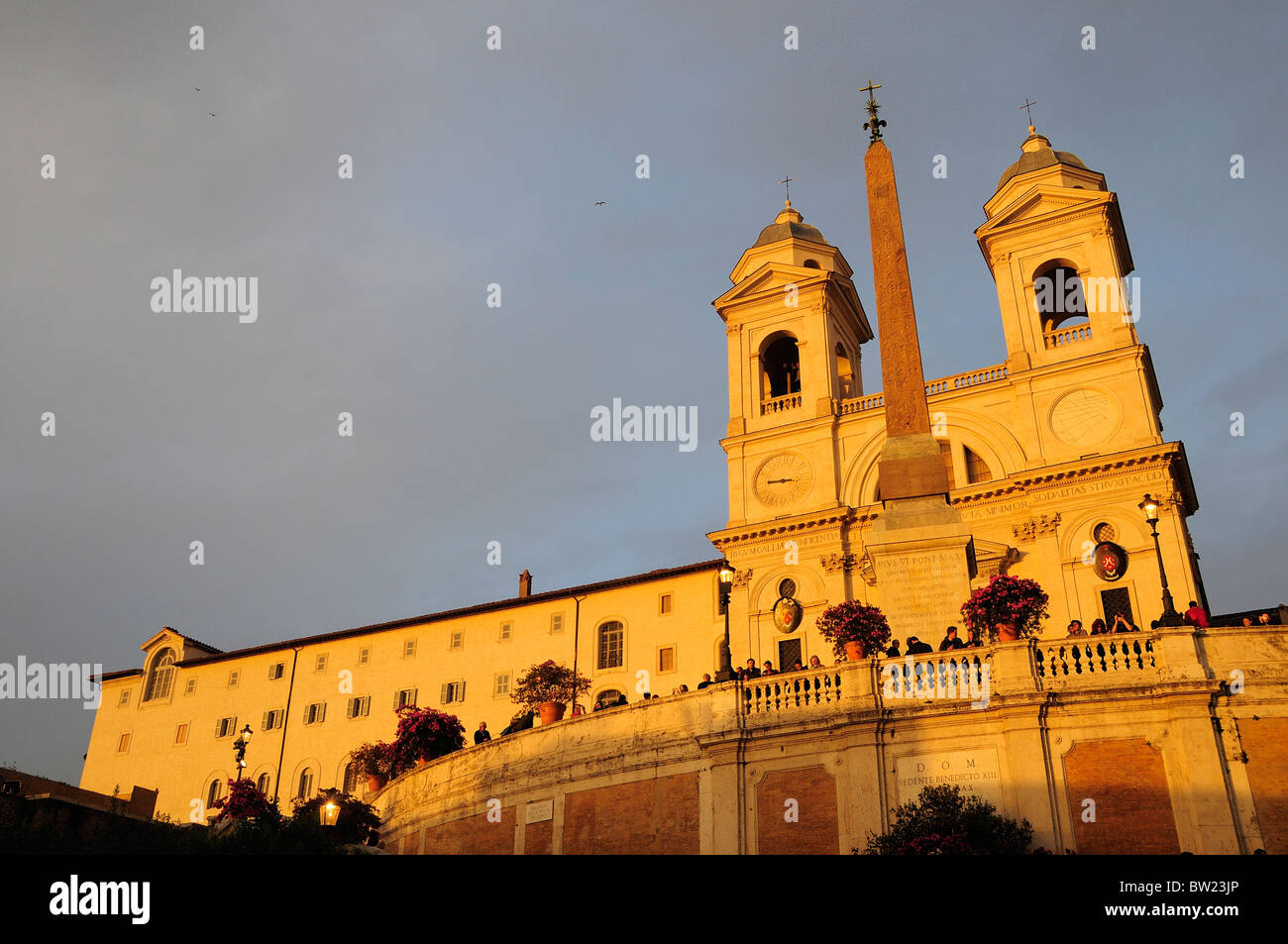 Église de la Trinità dei Monti au coucher du soleil Banque D'Images