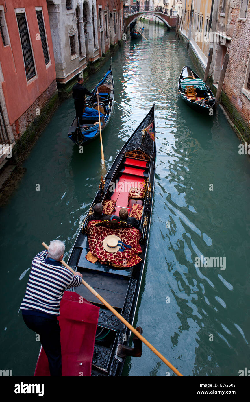 Gondoles sur petit canal à Venise Italie Banque D'Images