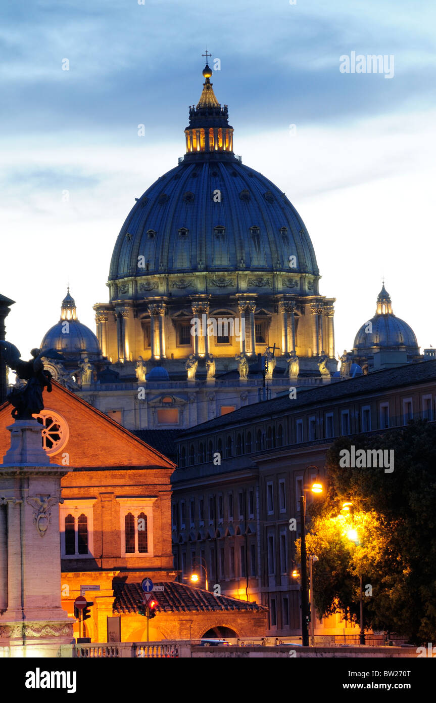 La basilique Saint Pierre la nuit, Cité du Vatican Banque D'Images