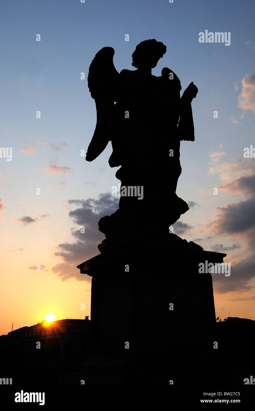 Silhouette d'angel statue sur le Ponte Sant'Angelo au coucher du soleil Banque D'Images