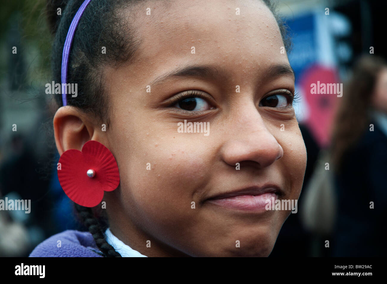 Le 11 novembre 2010. Le Jour du souvenir de Trafalgar Square.Jeune fille porte un coquelicot sur son oreille Banque D'Images