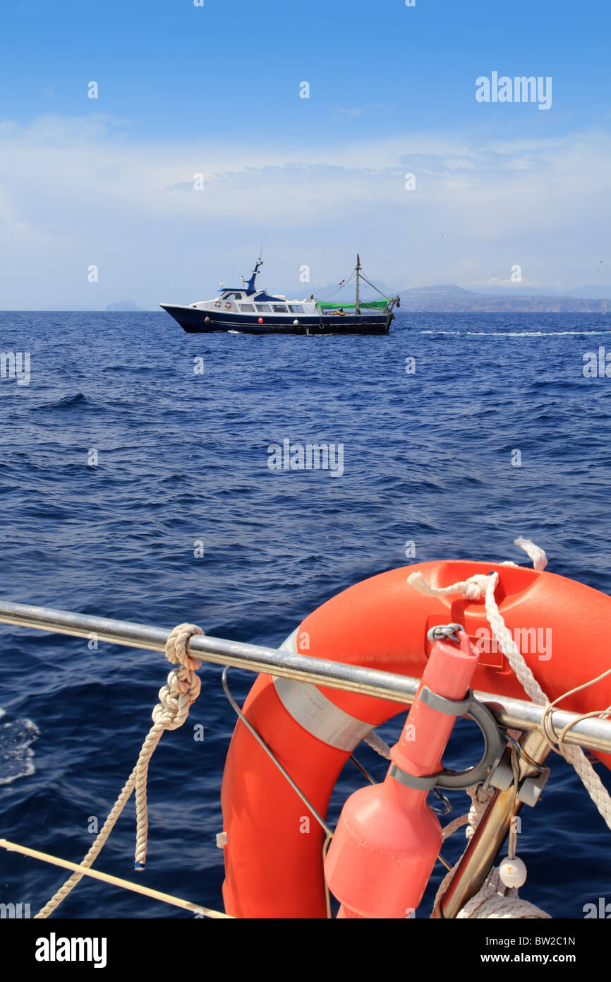 Chalutier de pêche bateau professionnel travaillant en bleu océan mer Banque D'Images
