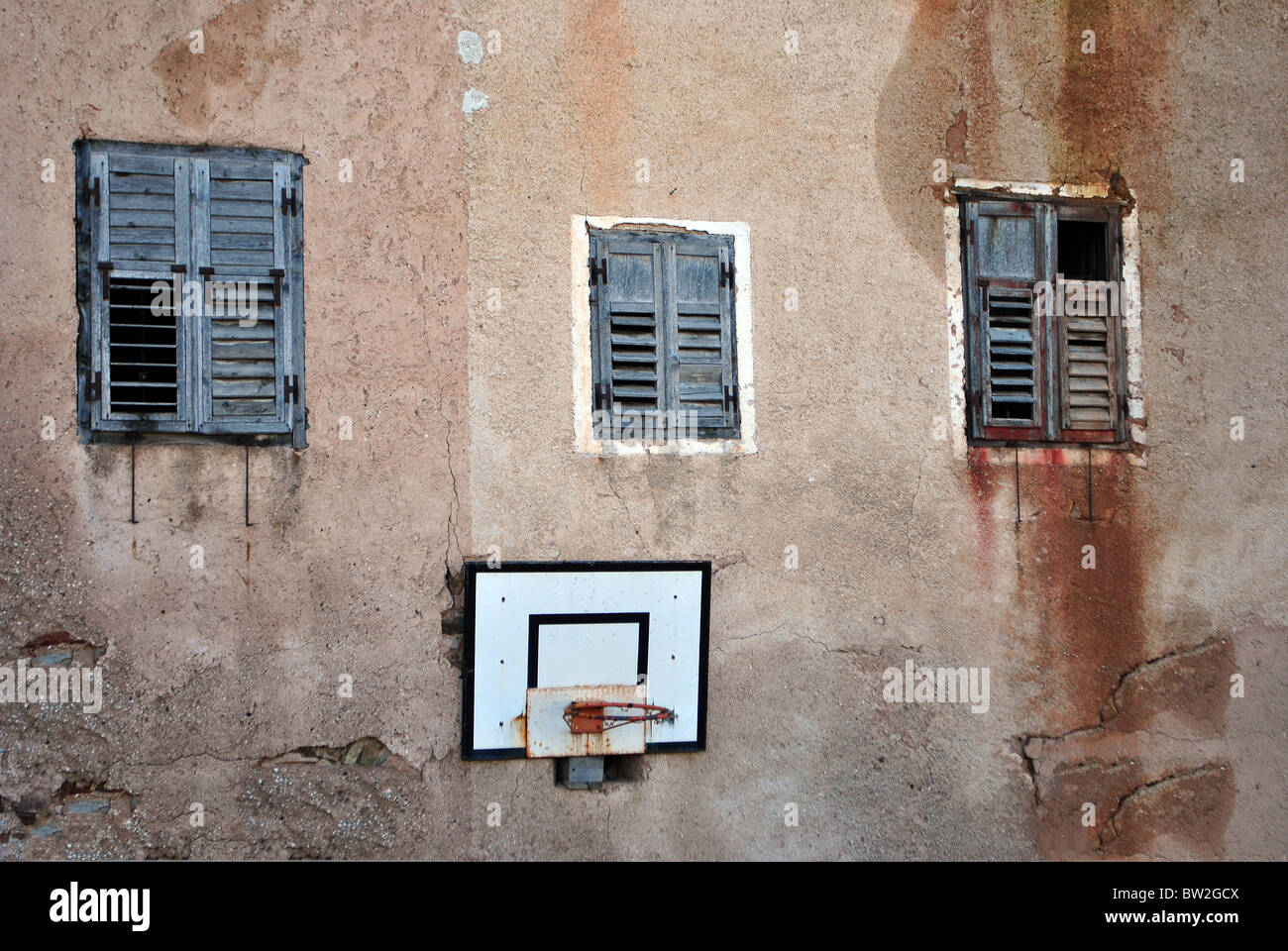 Maison abandonnée avec un ballon Banque D'Images