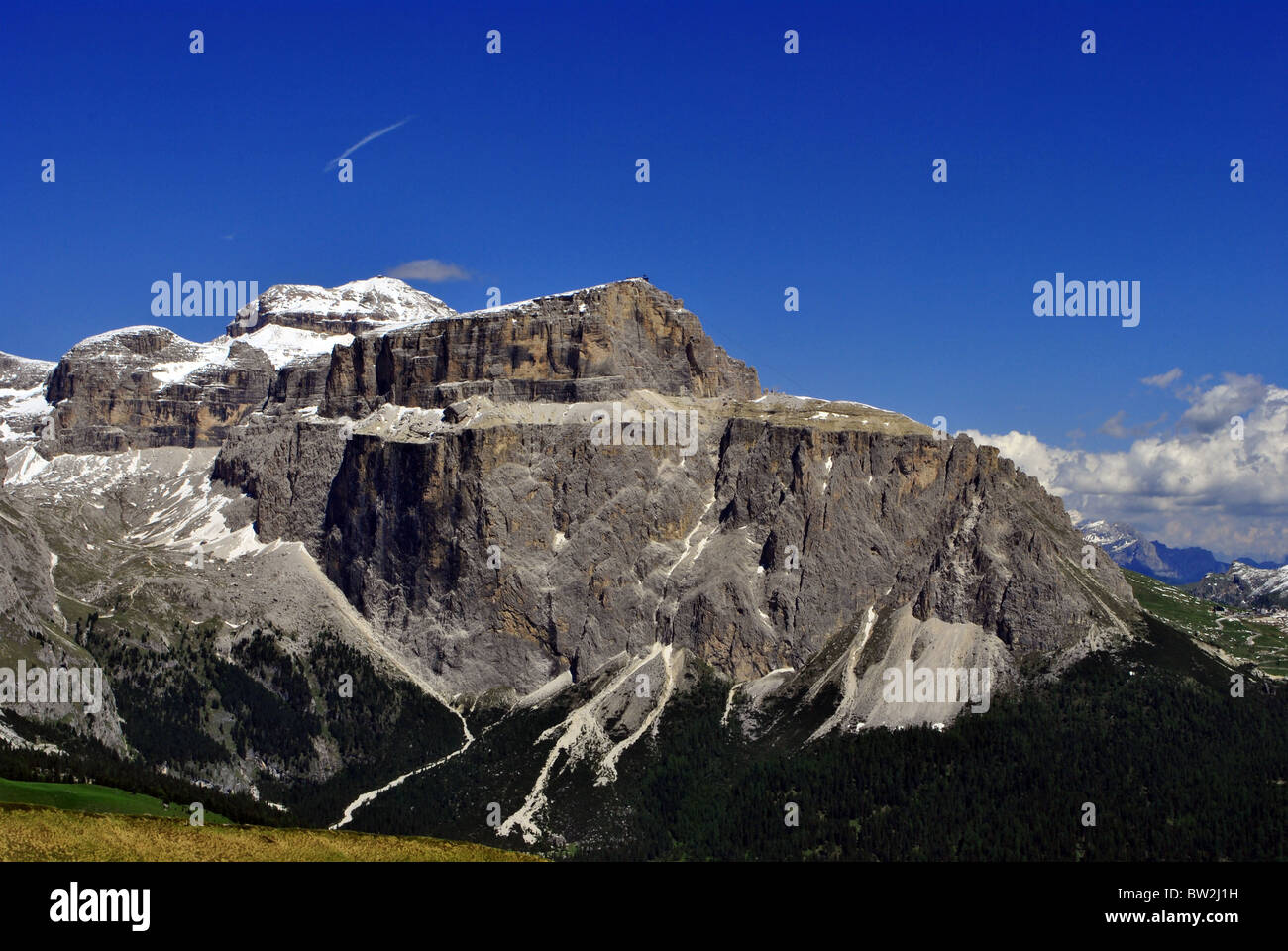 Vue sur les montagnes des Dolomites avec fond de ciel bleu Banque D'Images