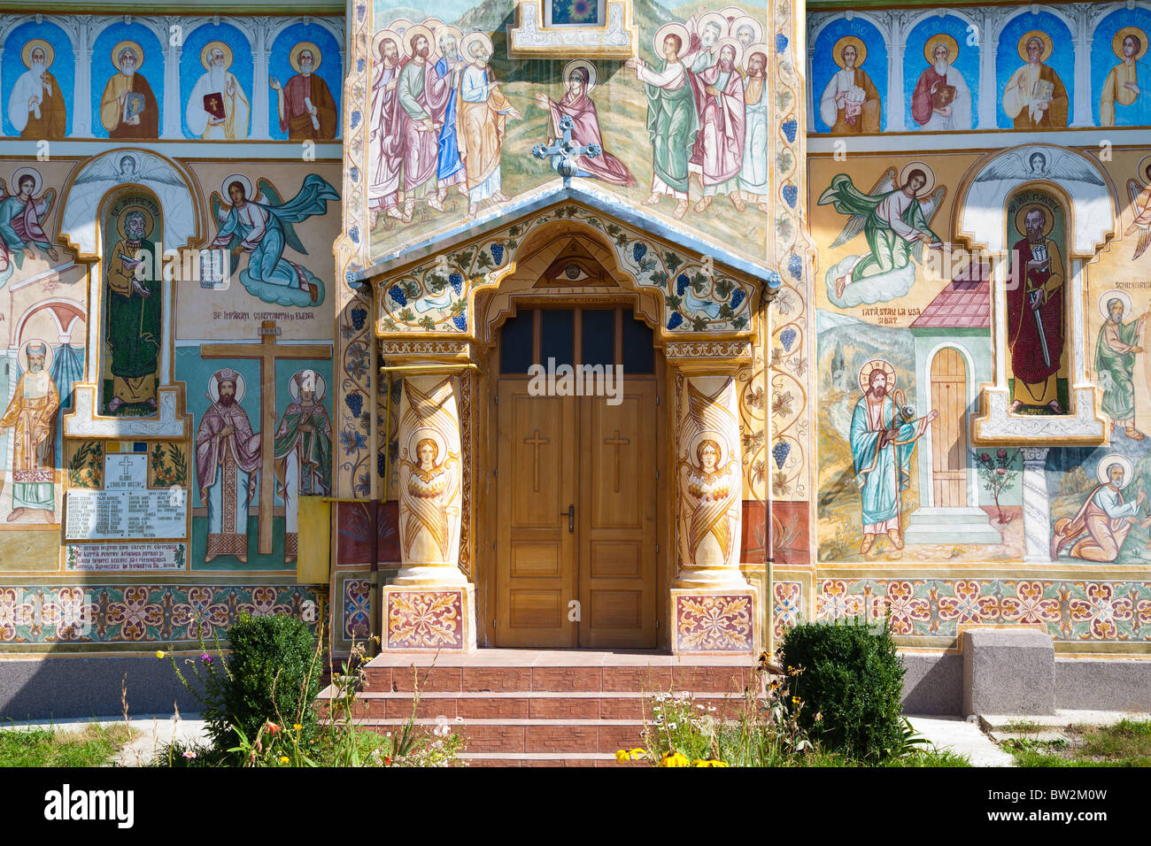 Vue de face de l'entrée sur Baru Église orthodoxe en Hunedoara, Roumanie. Banque D'Images