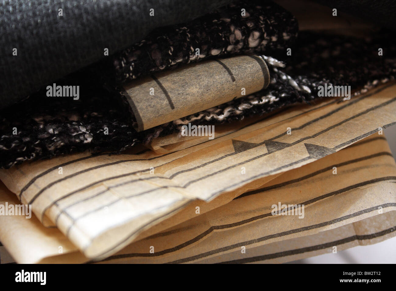Un modèle de couture et de tissus montrant les lignes de pliage et d'encoches Banque D'Images