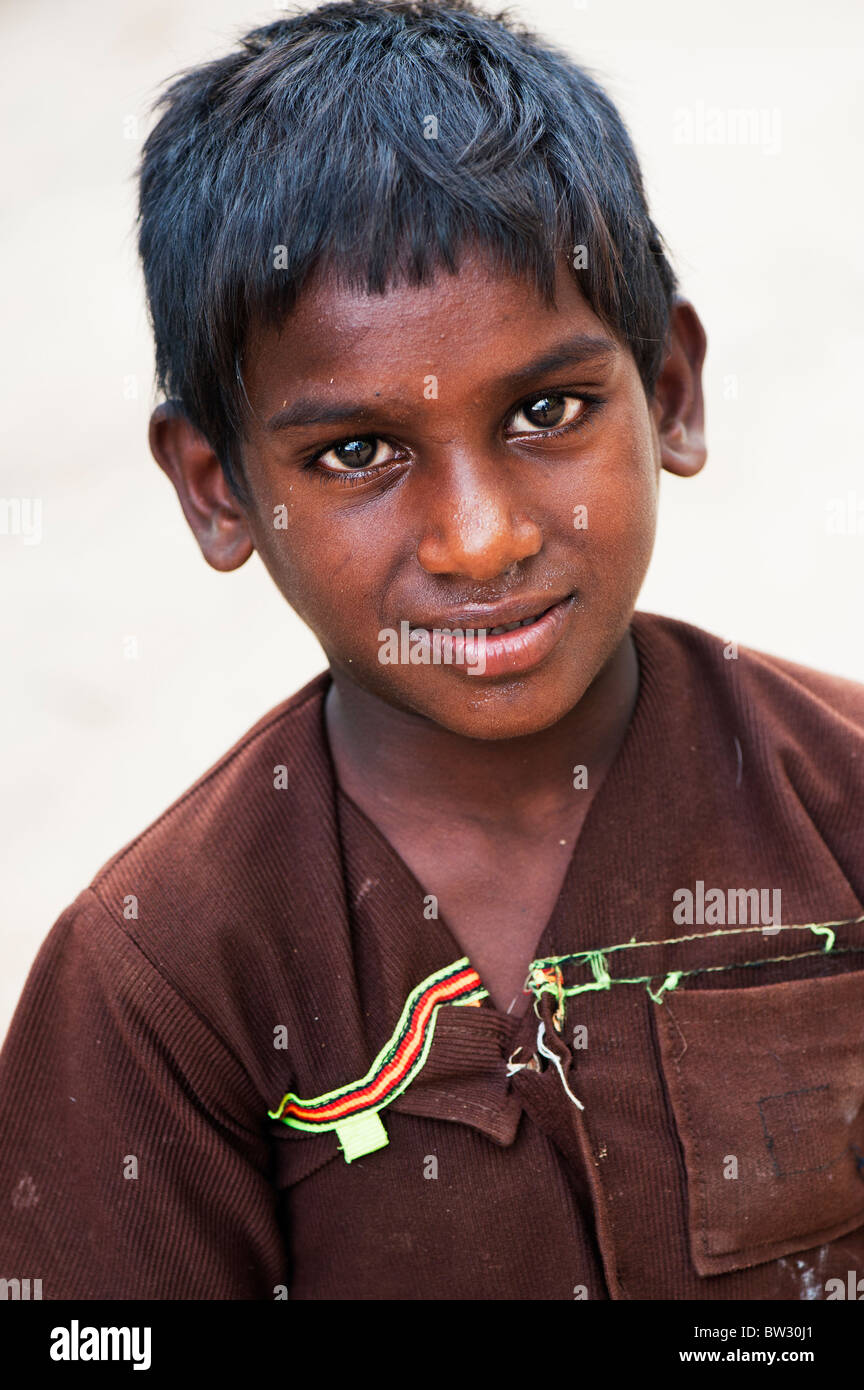 Jeune Indien garçon des rues. L'Andhra Pradesh, Inde Banque D'Images