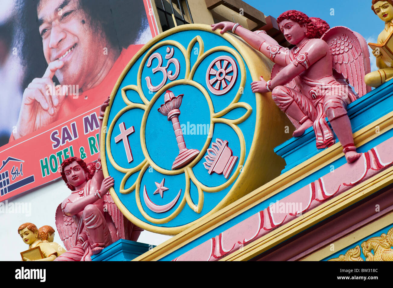Plusieurs foi décoratif avec archway Sarva Dharma / symbole symbole toute religion sur la route principale qui mène à la ville de Puttaparthi, Inde Banque D'Images