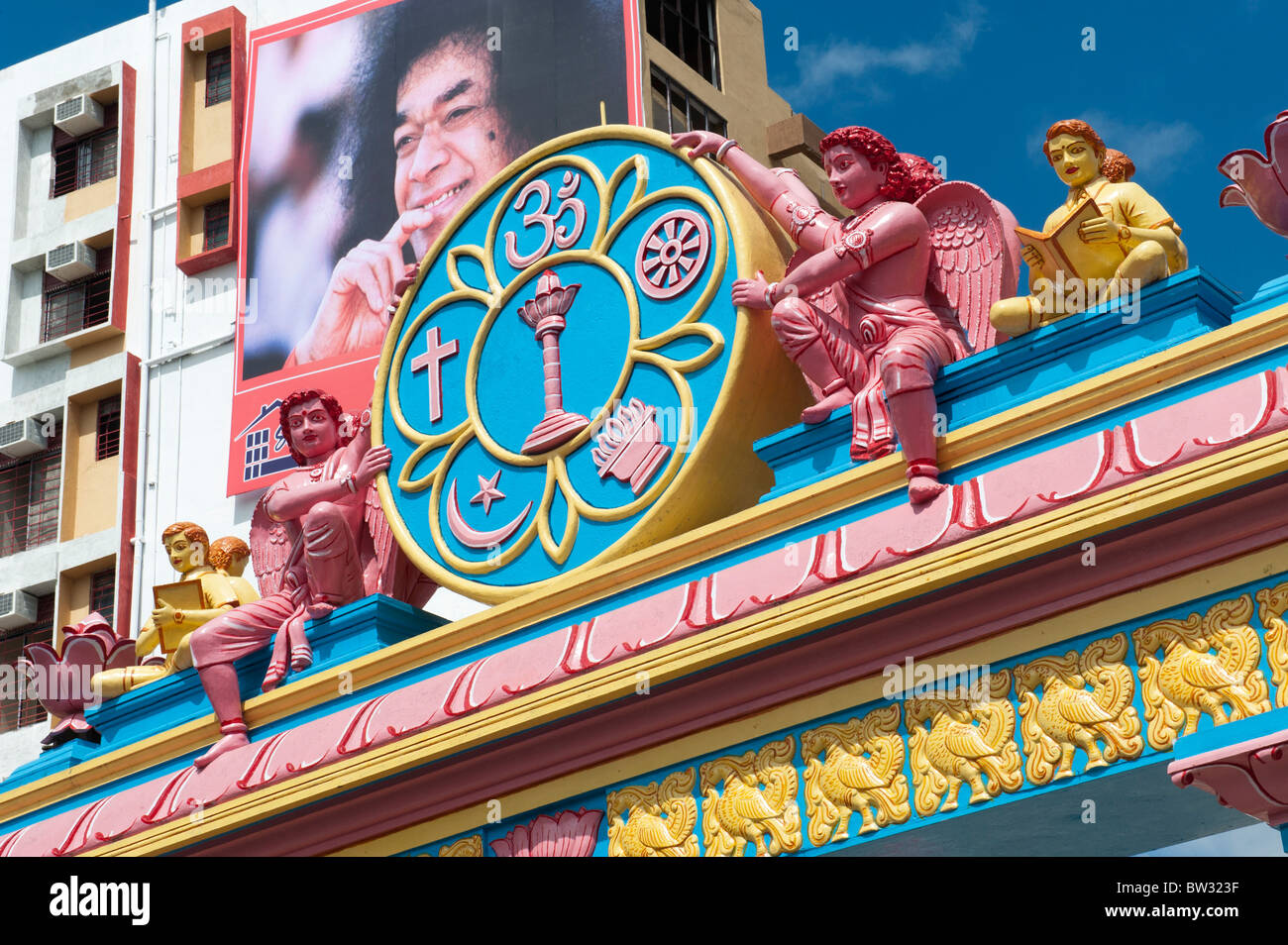 Plusieurs foi décoratif avec archway Sarva Dharma / symbole symbole toute religion sur la route principale qui mène à la ville de Puttaparthi, Inde Banque D'Images