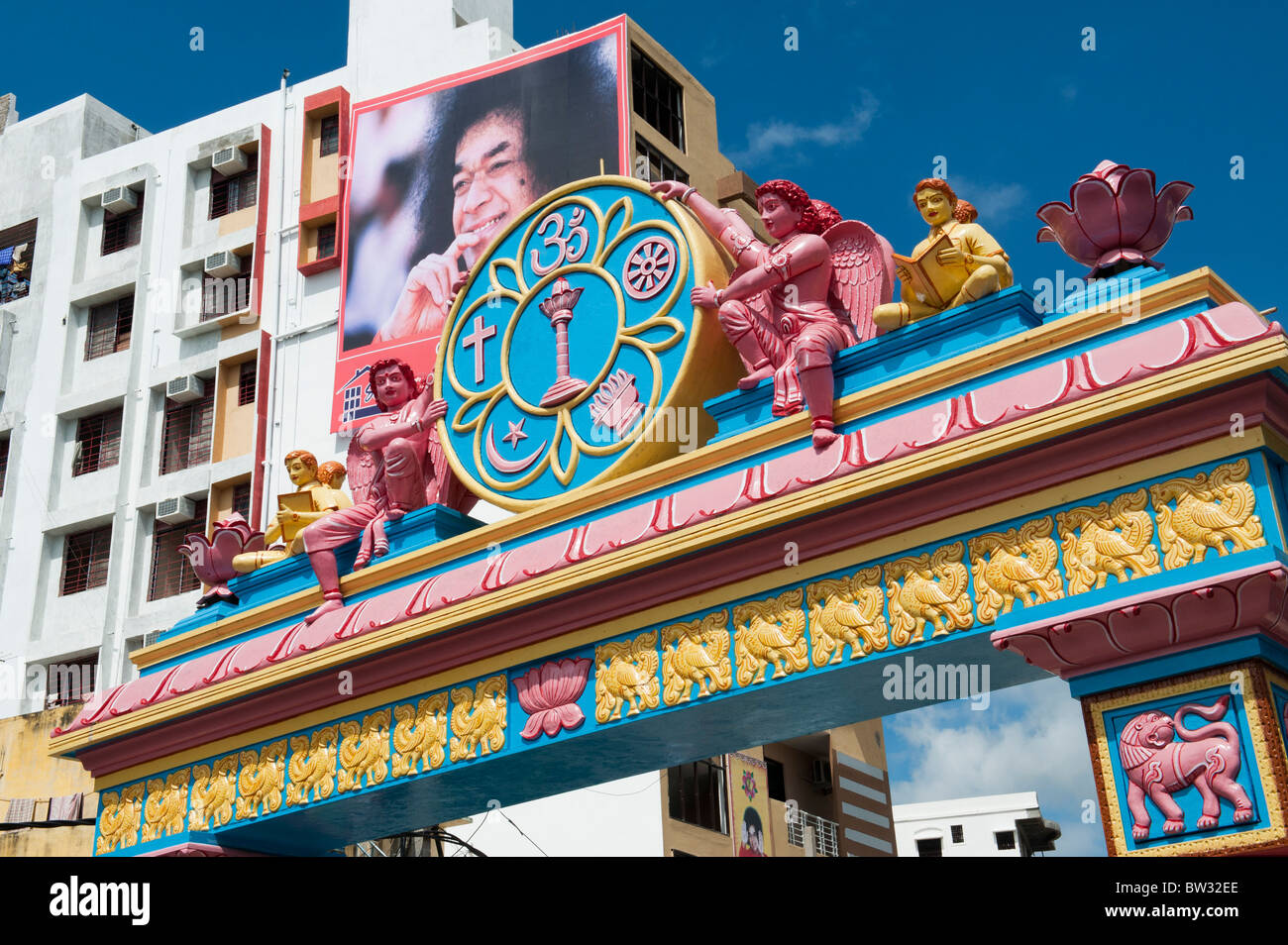 Plusieurs foi décoratif avec archway Sarva Dharma / symbole symbole toute religion sur la route principale qui mène à la ville de Puttaparthi, Inde Banque D'Images