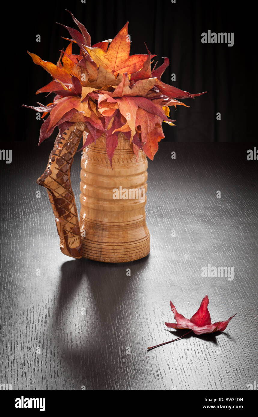 Les feuilles d'automne en vase en bois still life arrangement. Banque D'Images