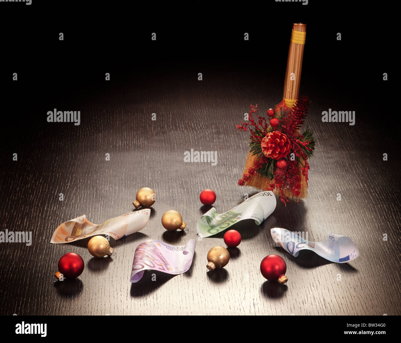 Décoration de Noël : billets balayage avec balai sur fond sombre. Stock photo. Banque D'Images