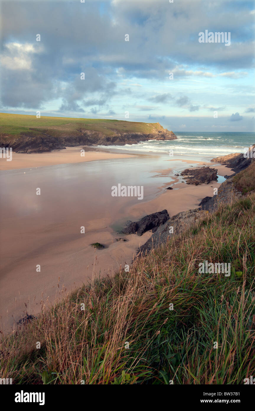 Une plage déserte à Porth (Polly) blague sur la côte nord des Cornouailles entre Crantock et baie de Holywell Banque D'Images