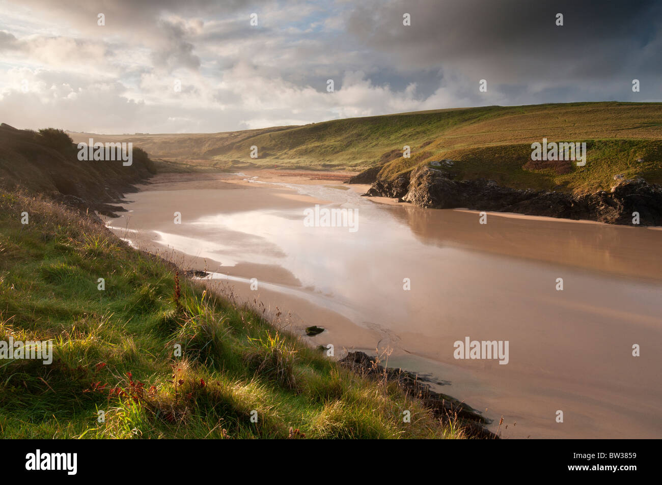 Une plage déserte à Porth (Polly) blague sur la côte nord des Cornouailles entre Crantock et baie de Holywell Banque D'Images