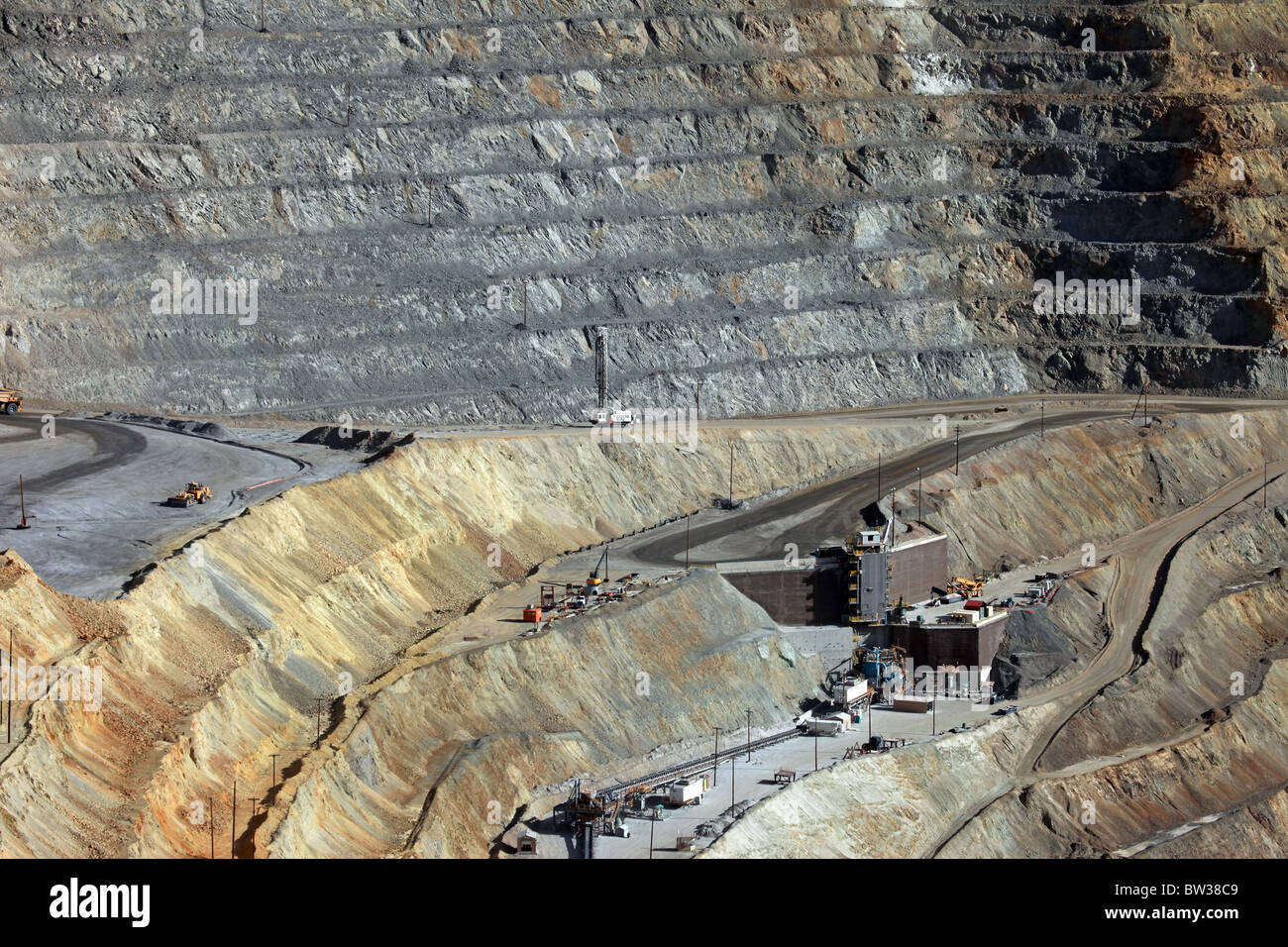 Grande Décharge de la mine les camions et l'équipement à Kennecott Mine de cuivre au centre de l'Utah. Vue de dessus. En mine à ciel ouvert. Concasseur de roche. Banque D'Images