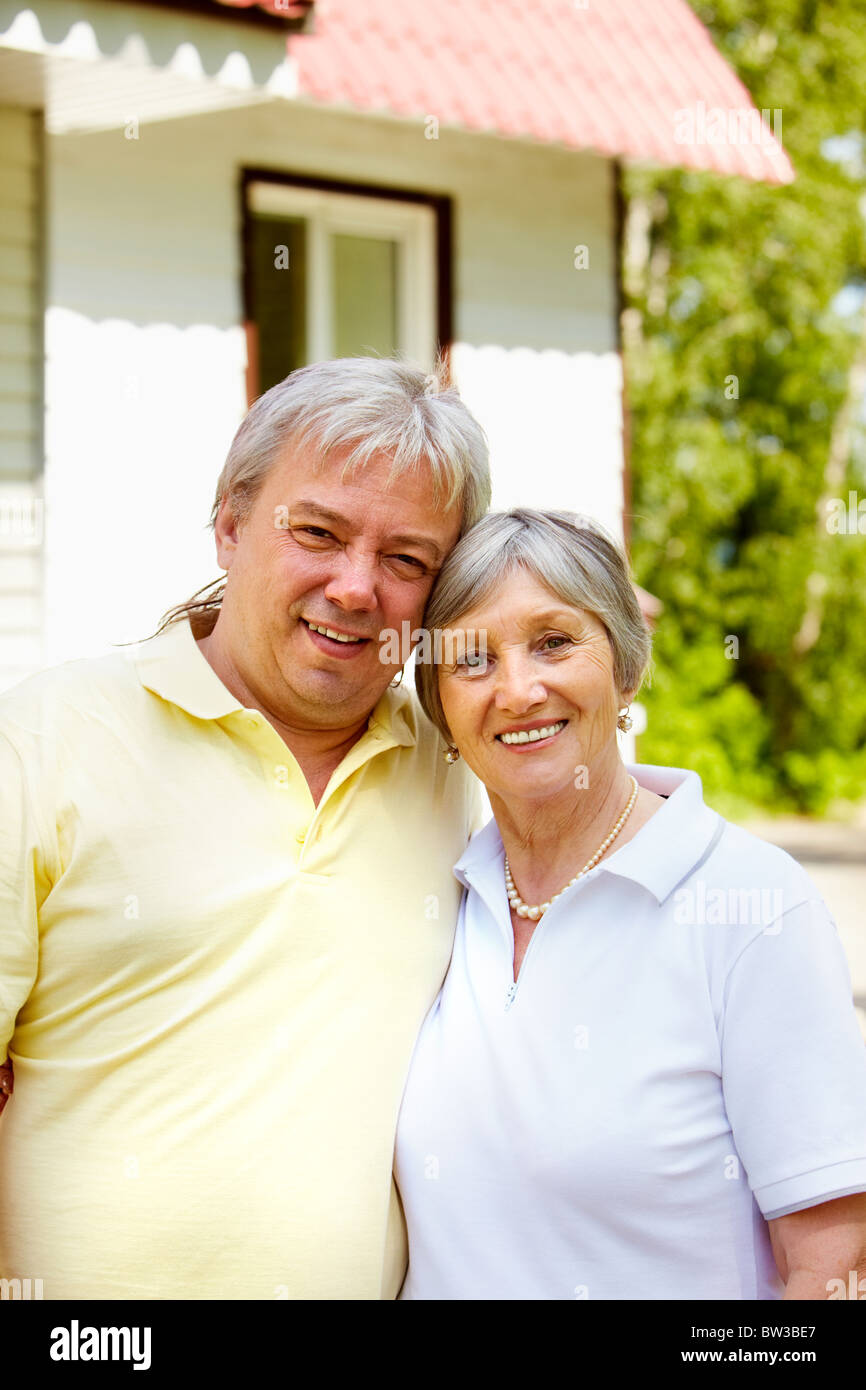 Portrait of happy senior couple looking at camera sur sunny day Banque D'Images