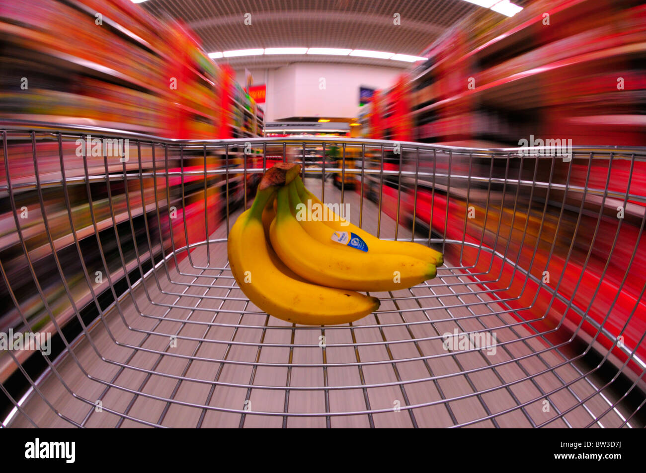 Bananes au panier Chariot de supermarché avec le flou prises avec objectif fisheye Banque D'Images