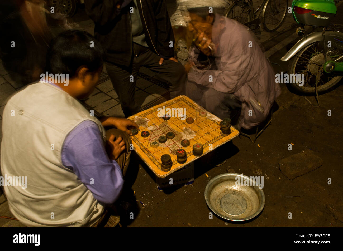 Les hommes jouant Xiangqi - Chiness chess. Banque D'Images