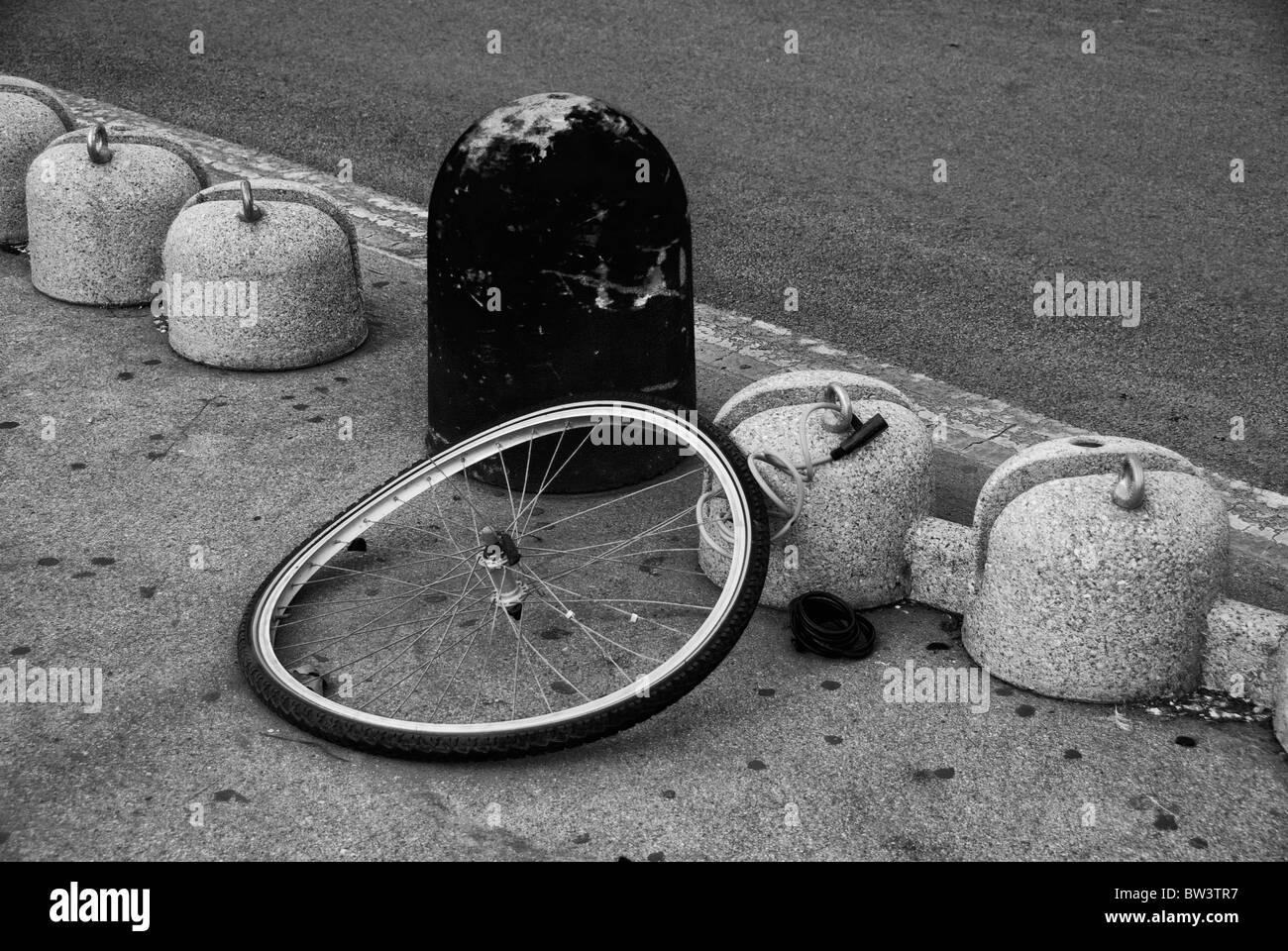 Reste de roue d'un Vélo volé dans une place italienne Banque D'Images