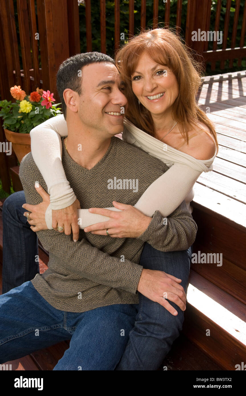 Middle-aged couple assis sur un pont à leur maison à Montréal, Québec, Canada Banque D'Images