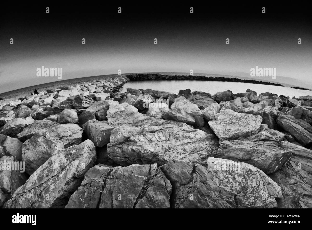 Vue fisheye de rochers au-dessus de la mer, Marina di Pisa, Italie Banque D'Images