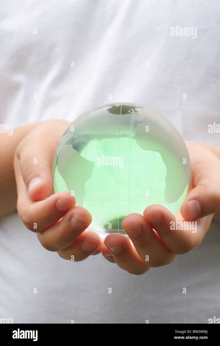 Bille de verre planète dans les mains des enfants Banque D'Images