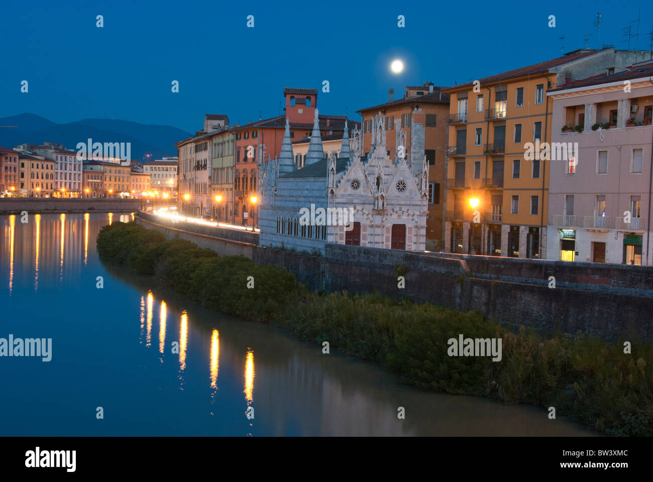 Vue de la nuit de Lungarni à Pise, Italie Banque D'Images