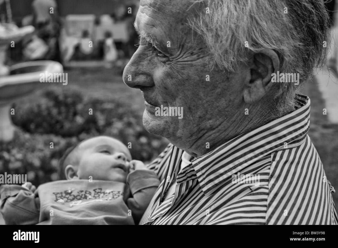 Grand-père avec son neveu lors d'une fête en Italie Banque D'Images