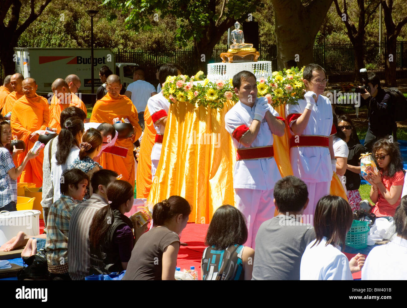 Aumône bouddhiste thaï cérémonie à Belrose Park, Sydney, Australie Banque D'Images