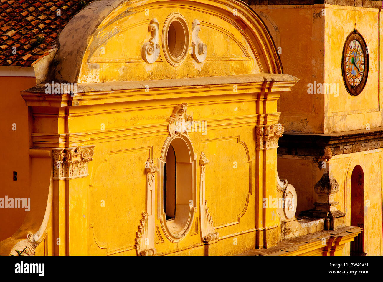 Le soleil qui brille sur la façade avant de Chiesa San Gennaro le long de la côte amalfitaine, Praiano Italie Campanie Banque D'Images