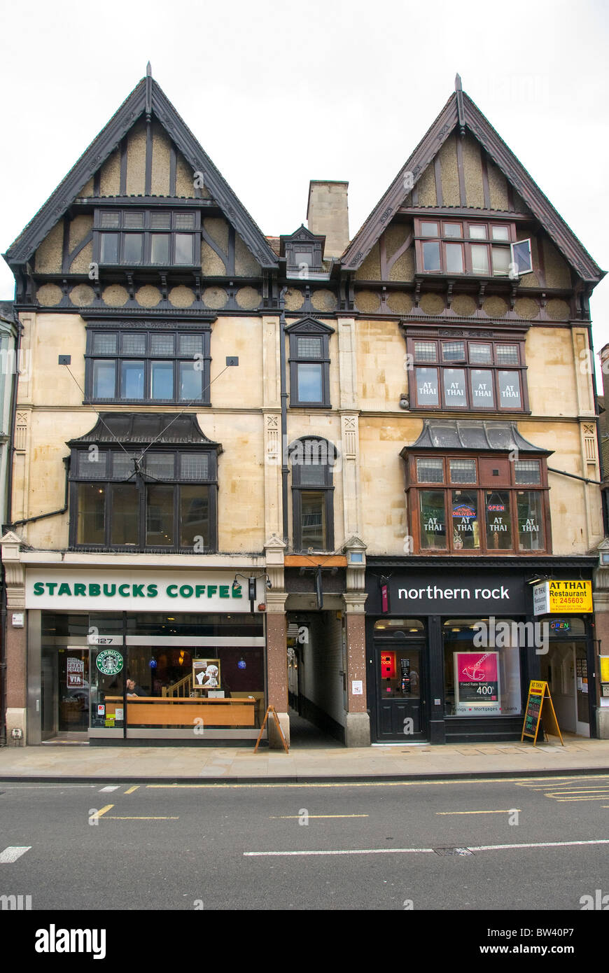 Café Starbucks et Northern Rock Bank situé dans les maisons historiques, High Street, Oxford, Oxfordshire, England, UK Banque D'Images