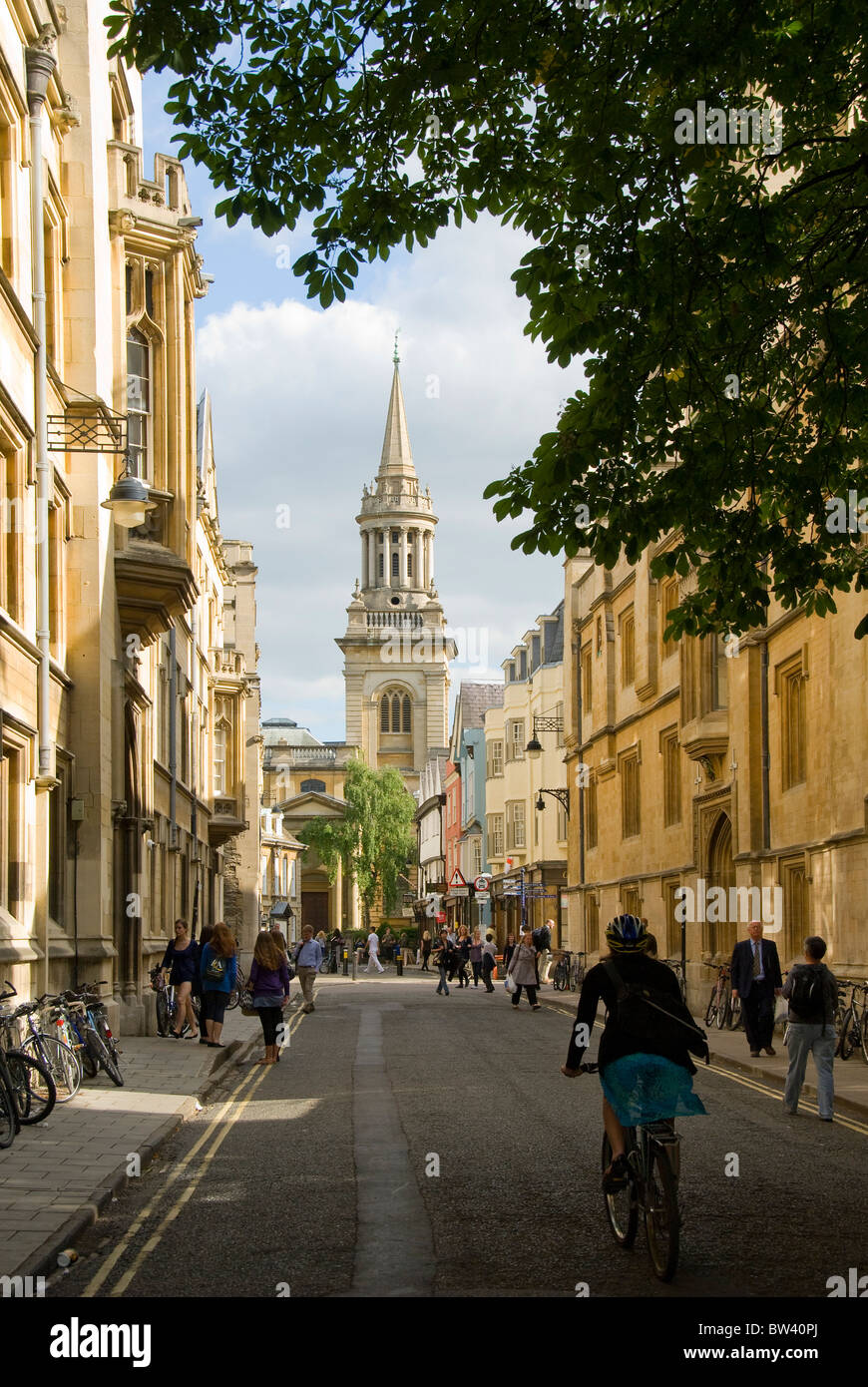 All Saints Church, piétons et cyclistes, du centre-ville, Oxford, Oxfordshire, Angleterre, Royaume-Uni, Europe Banque D'Images