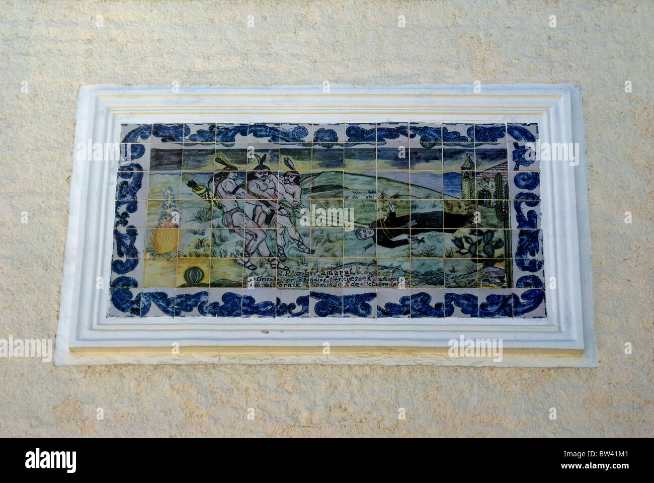 L'art de la Mosaïque de carreaux au-dessus de mission porte de l'église à Baja, au Mexique, représentant les Indiens à se révolter contre les prêtres qui sont contre la polygamie. Banque D'Images