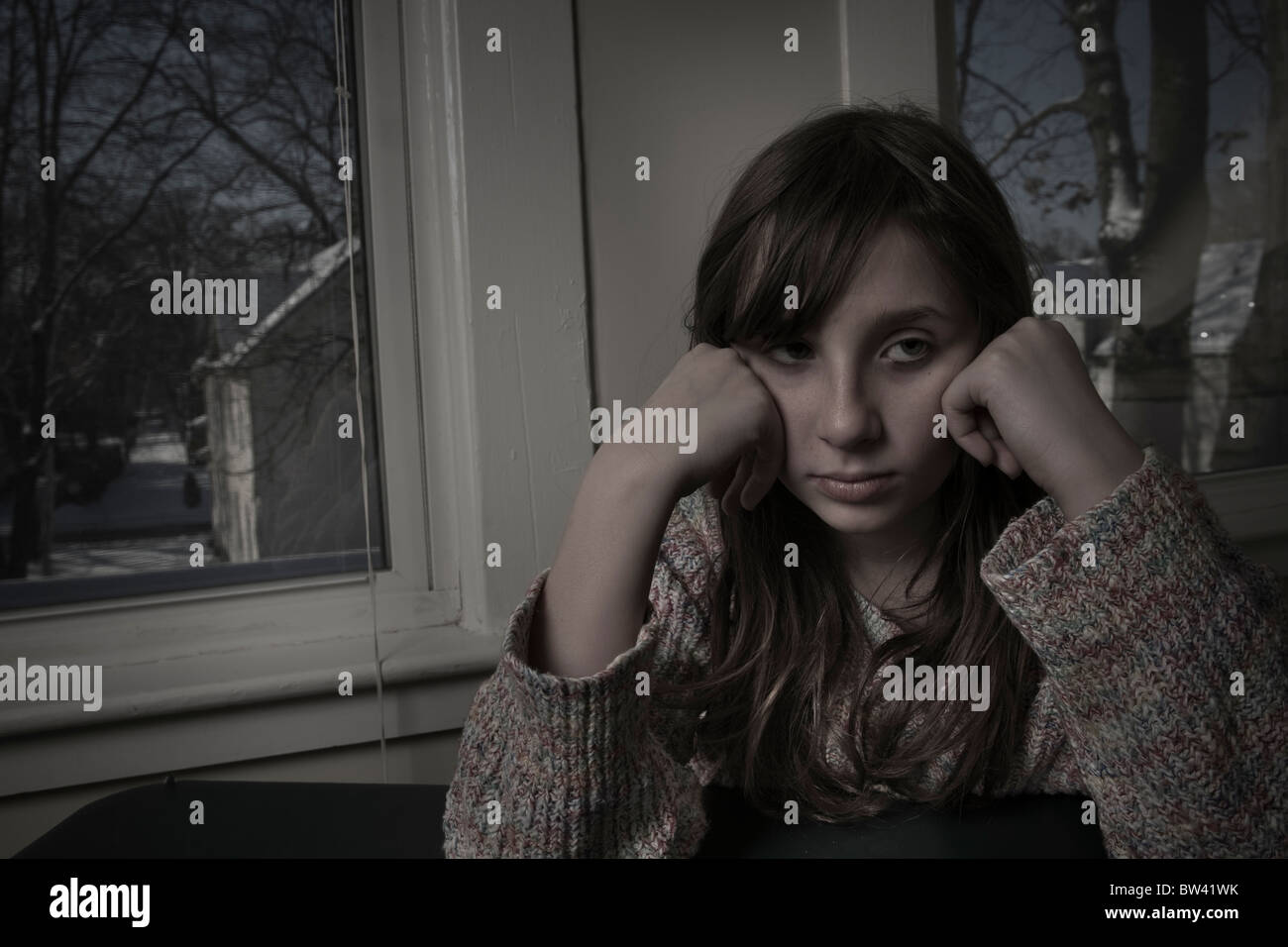 12 ans preteen girl avec expression triste ou grincheux Banque D'Images