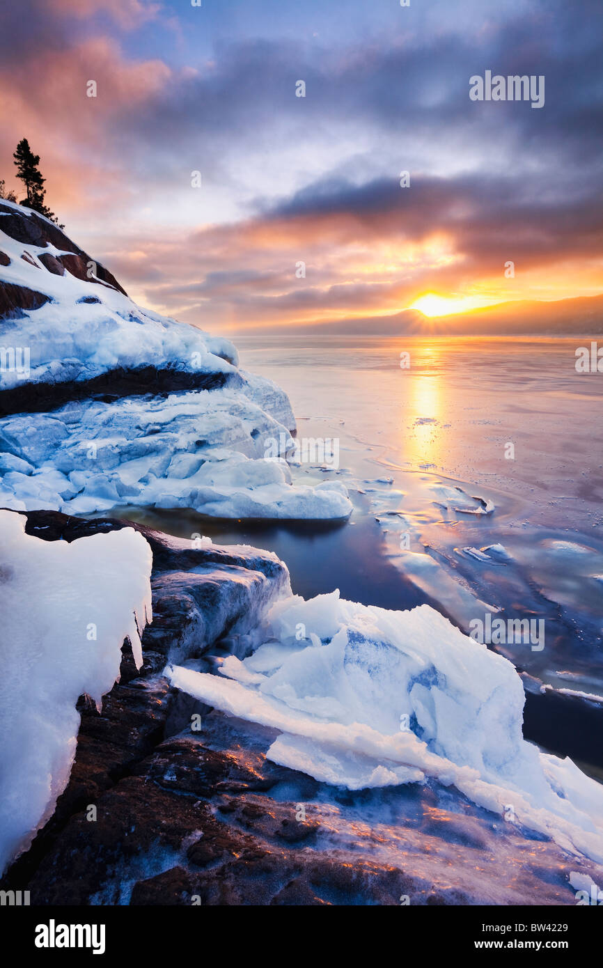 La glace et Fjord du Saguenay au lever du soleil, de Sainte-Rose-du-Nord, Québec Banque D'Images