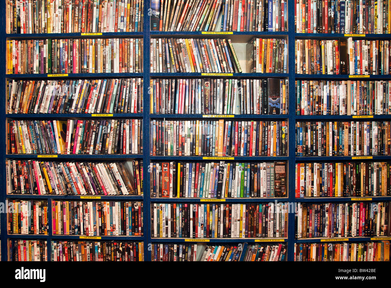 Châssis complet de lignes de DVD dans la boutique vidéo ou la bibliothèque  Photo Stock - Alamy