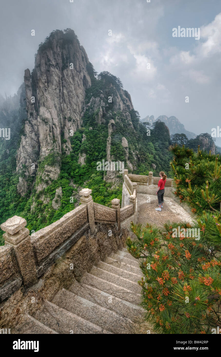 Femme profiter de la vue, Huangshan, Chine Banque D'Images