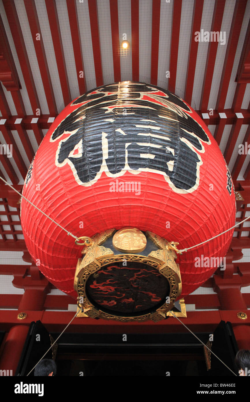 Lanterne Rouge géant à l'extérieur de l'entrée du célèbre Temple Sensouji à Asakusa District de Tokyo, Japon Banque D'Images