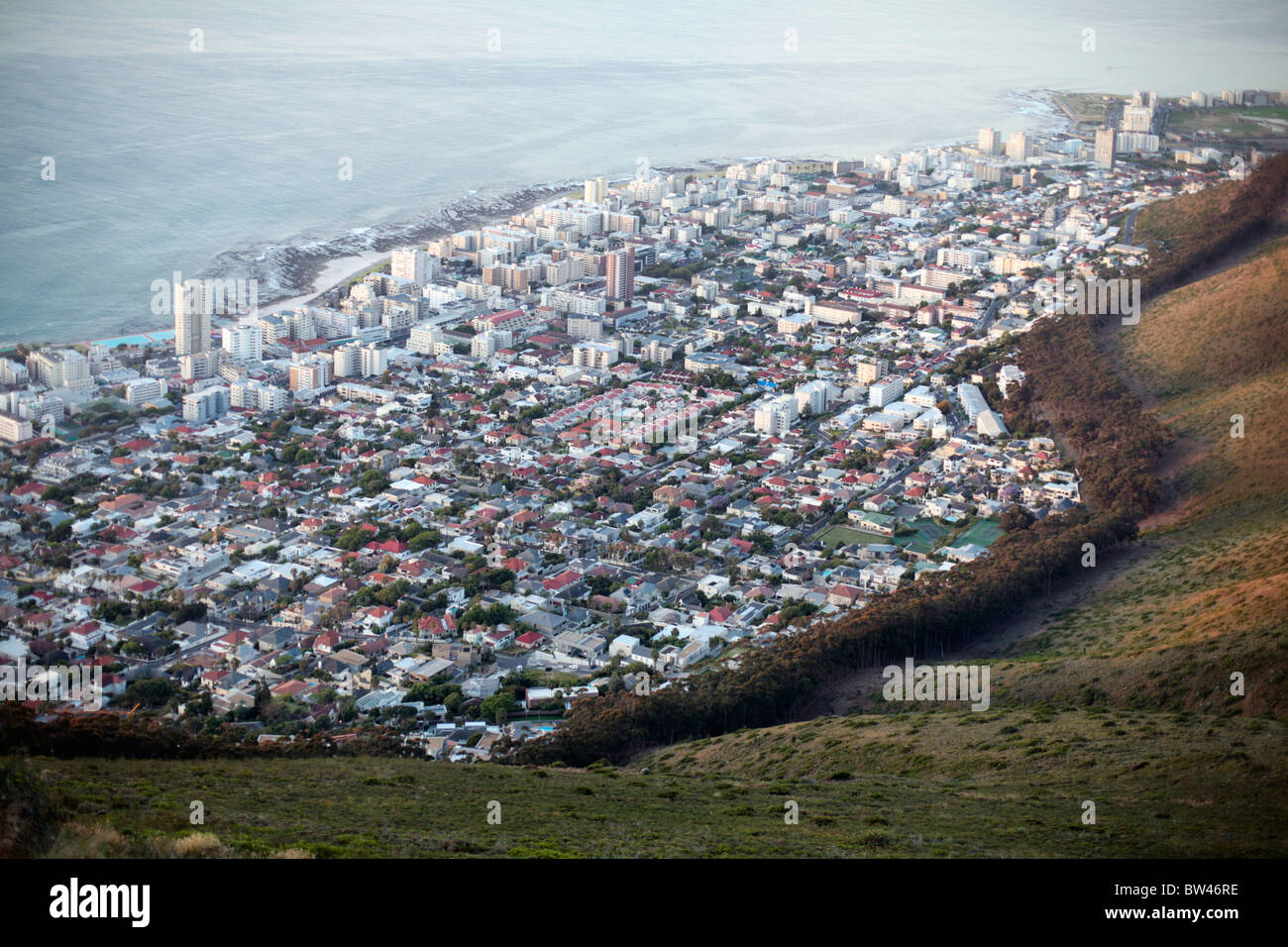 Vue sur la Fresnaye et Sea Point districts de Cape Town à partir de la tête de lion. Banque D'Images