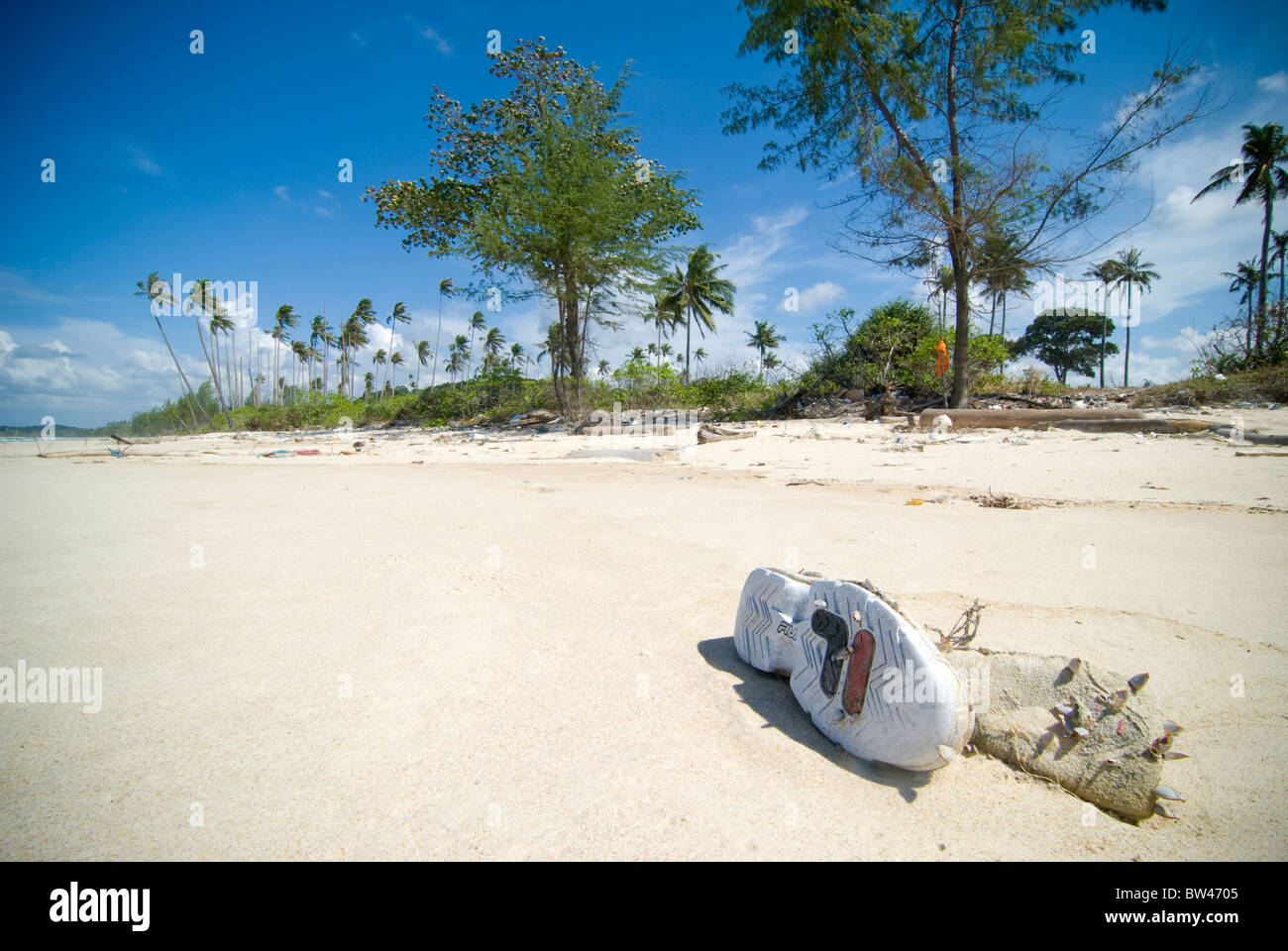 Déchets rejetés sur la plage, l'île de Bintan, Indonésie. Banque D'Images