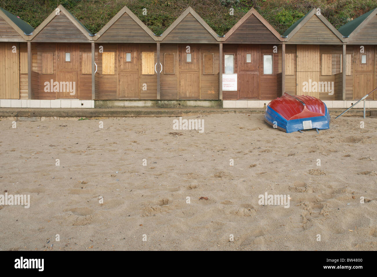 Cabines de plage en bois sur une plage de la côte sud Banque D'Images