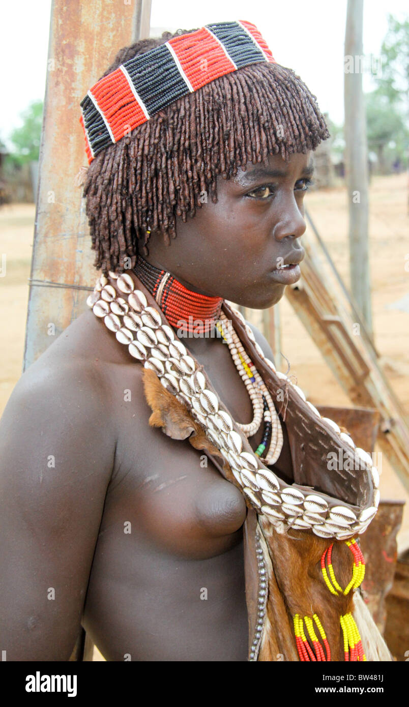 L'Afrique, l'Éthiopie, la vallée de la rivière Omo Tribu Hamer jeune femme  aux seins nus Photo Stock - Alamy