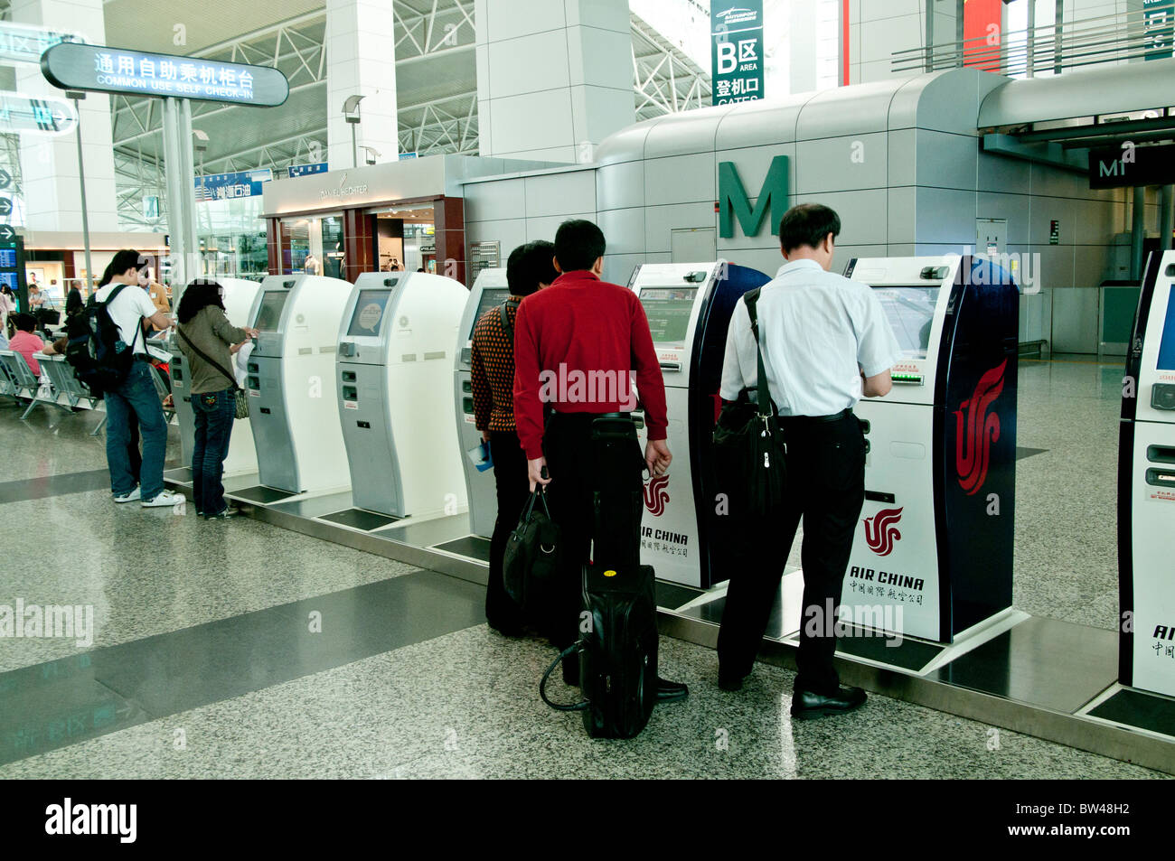 La Chine .passagers à la billetterie à la machine auto nouveau terminal de l'aéroport international de Guangzhou, Guangdong Province Banque D'Images