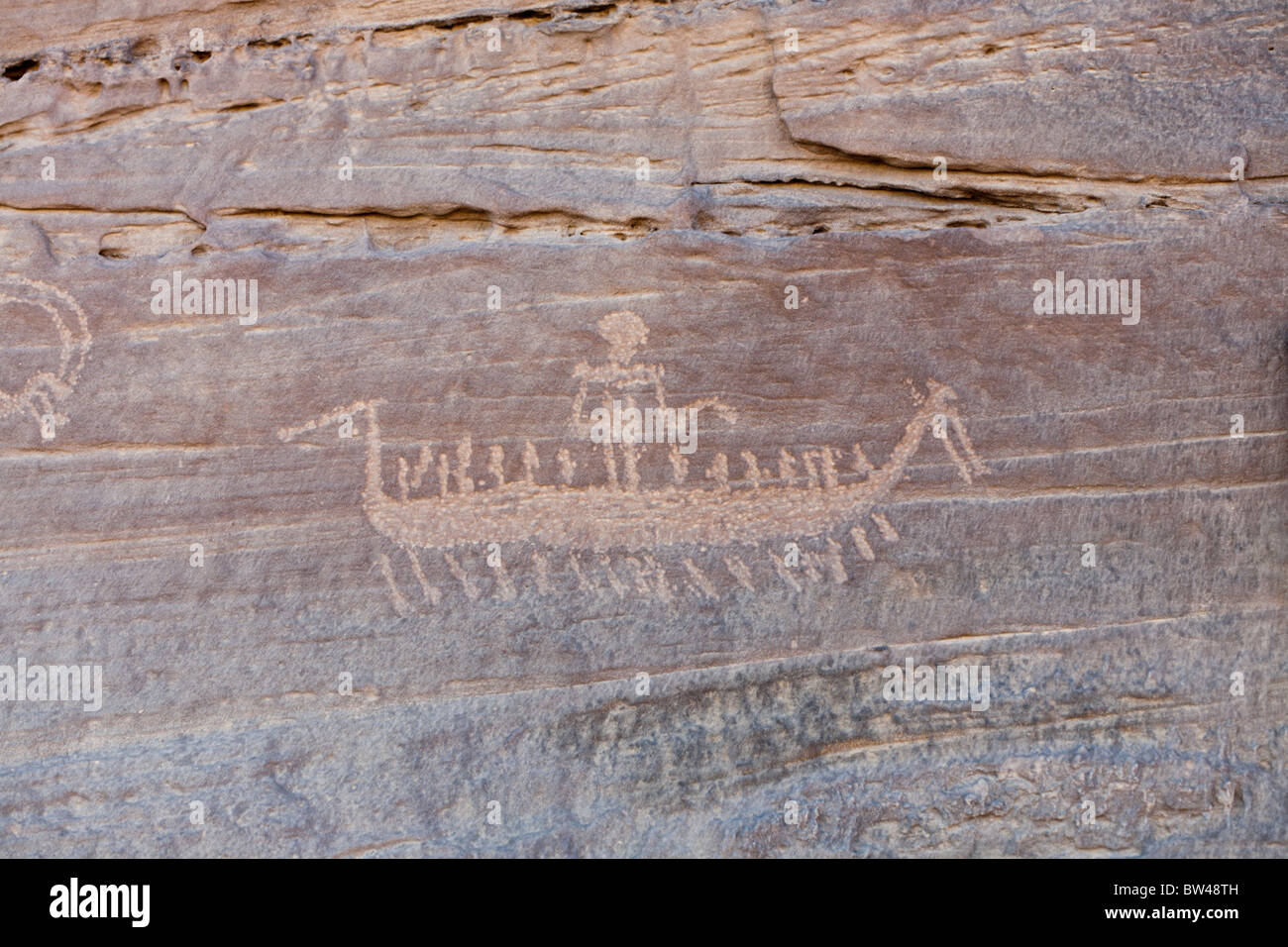 Haut de Petroglyph prowed bateau avec équipage et chef de l'Oued Oum Salam pour l'Egypte Désert Banque D'Images