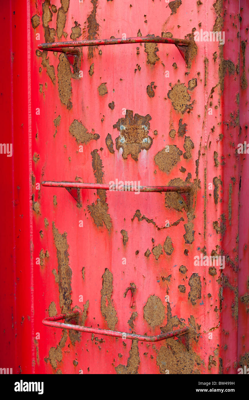 Échelles métalliques sur la paroi du récipient rouge Banque D'Images