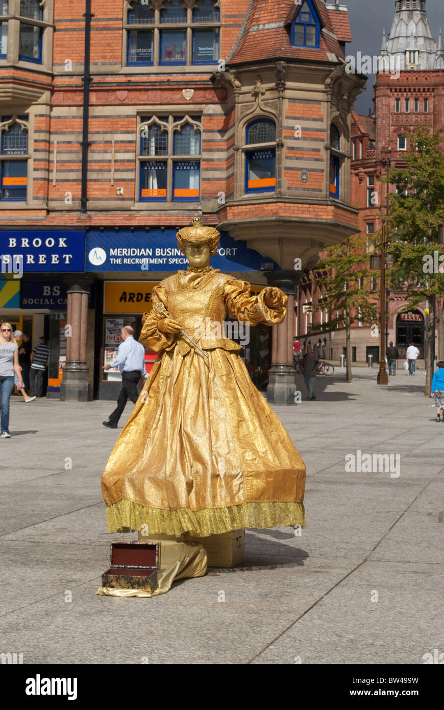 Une femme artiste de la rue silencieuse dans une ligne longue Nottingham Banque D'Images